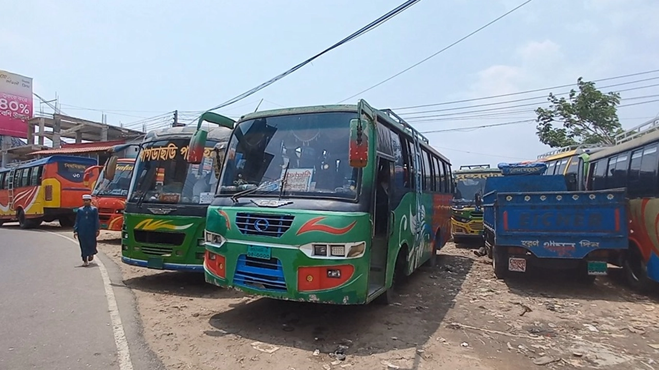 রাঙামাটি বাসস্ট্যান্ডে সকাল থেকে সব রুটের কাউন্টারগুলো বন্ধ রয়েছে। ছবি : কালবেলা