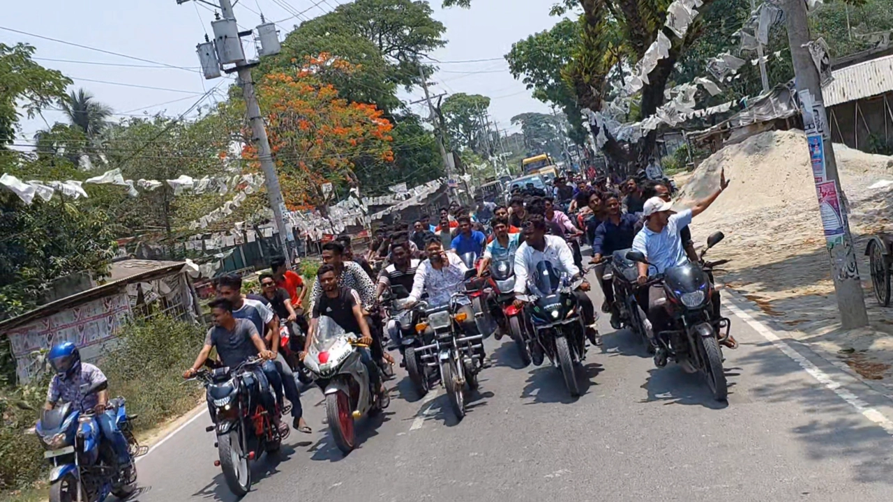 আলিপুর ইউনিয়ন পরিষদের নির্বাচন চলাকালীন মোটরসাইকেল শোডাউন করেছে ছাত্রলীগের নেতাকর্মীরা। ছবি : কালবেলা