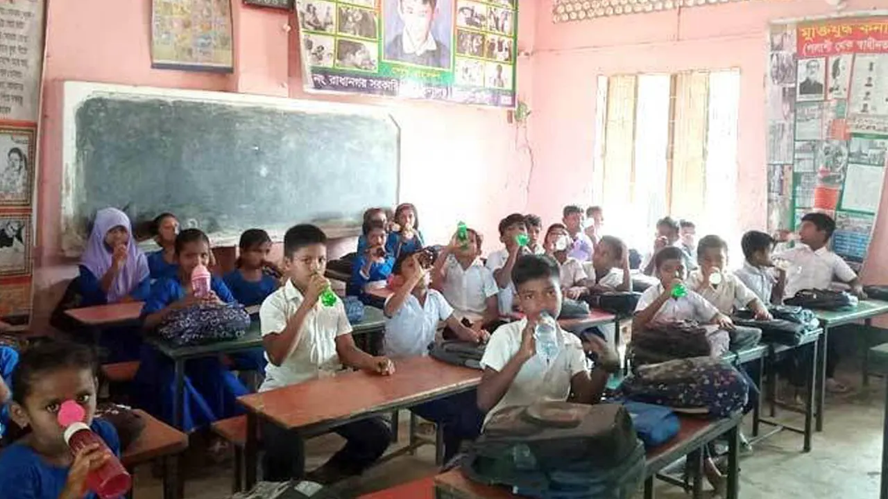 কুমিল্লা সদরে রাধানগর সরকারি প্রাথমিক বিদ্যালয়ে পানি পান করছে শিক্ষার্থীরা। ছবি : কালবেলা