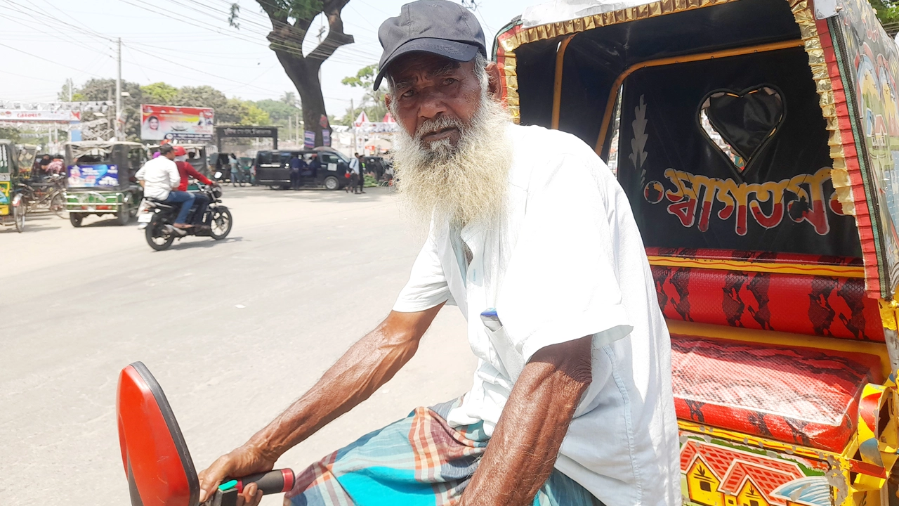 শহরের বাজার স্টেশনে প্রচণ্ড গরম উপেক্ষা করে রিকশা নিয়ে বের হয়েছেন এক বৃদ্ধ চালক। ছবি : কালবেলা