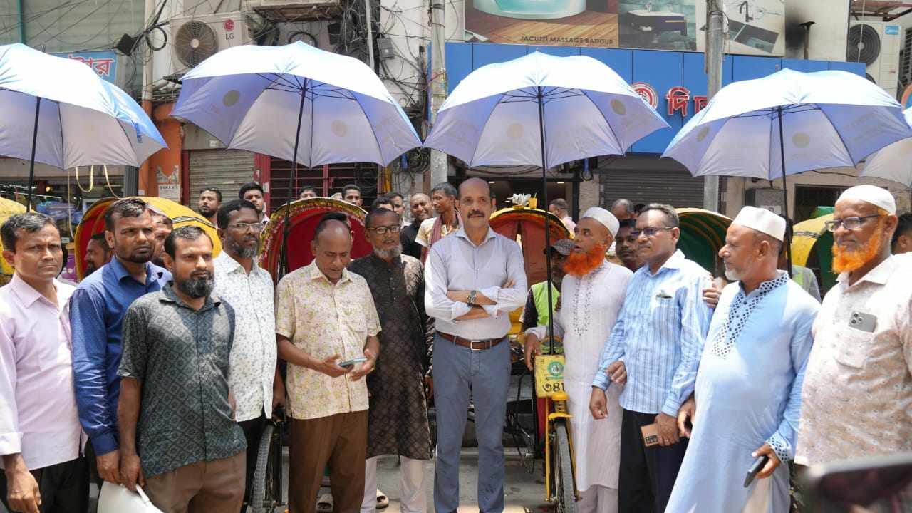 রিকশাচালকদের মাঝে ছাতা, পানির বোতল ও স্যালাইন বিতরণ করা হয়েছে। ছবি : কালবেলা