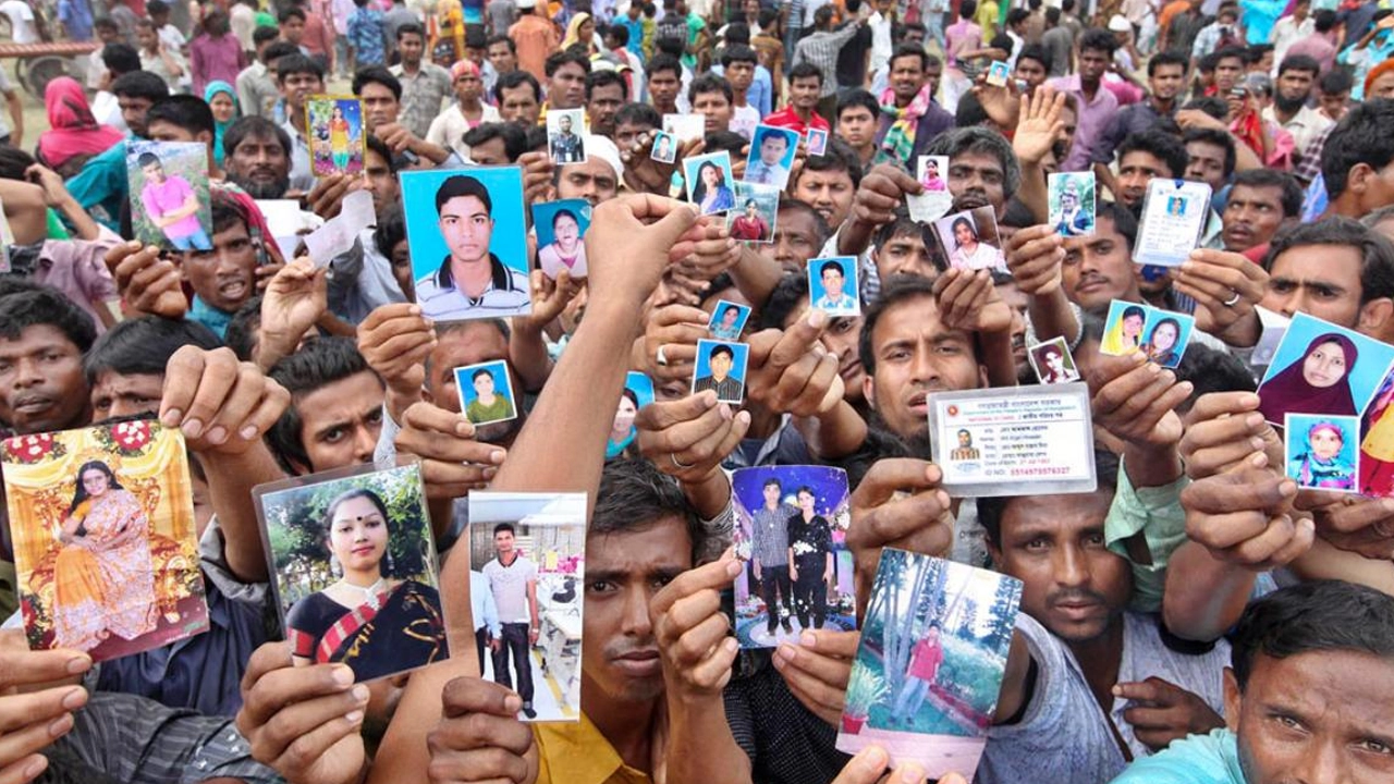 প্রিয়জনদের ছবি হাতে রানা প্লাজার নিহতদের স্বজনরা। ছবি : সংগৃহীত