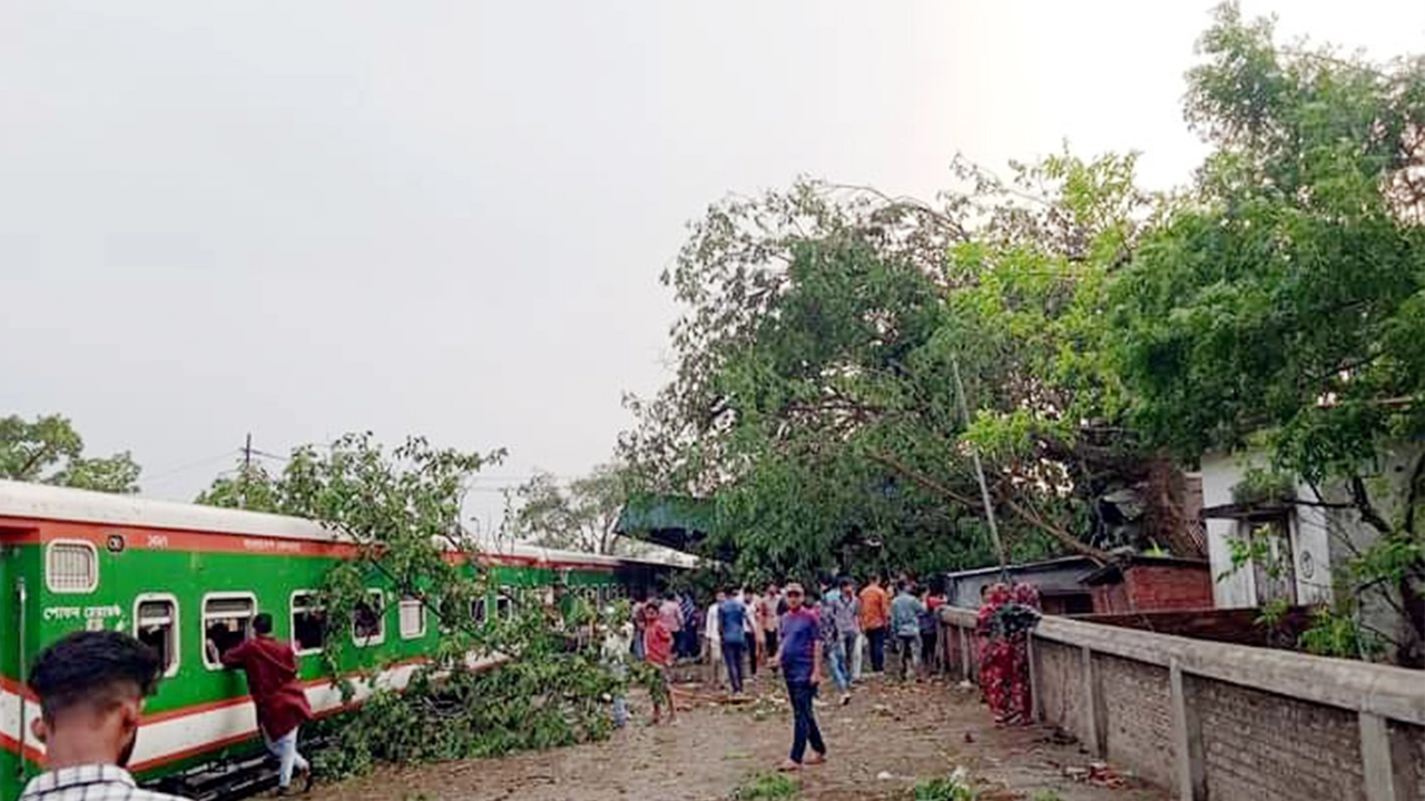 মৌলভীবাজারের কমলগঞ্জের লাউয়াছড়ায় কালবৈশাখী ঝড়ে আটকে পড়া ট্রেন। ছবি : কালবেলা