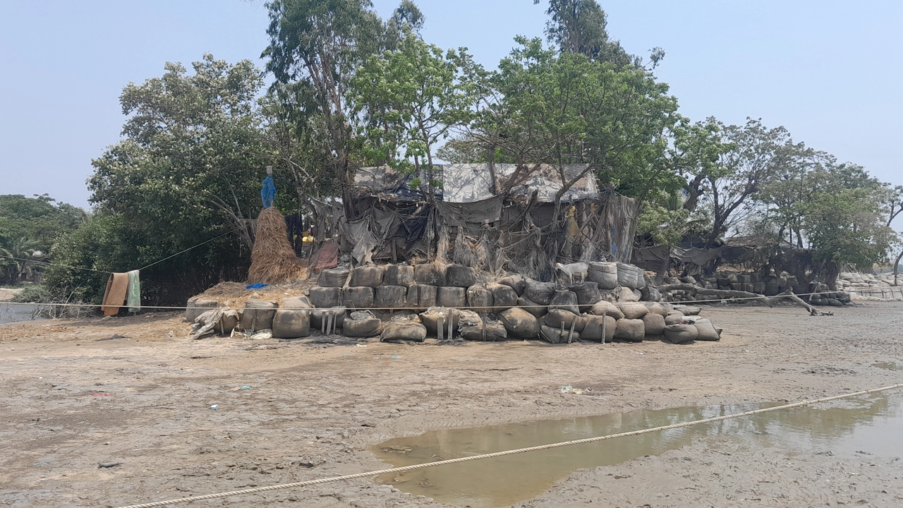 আনোয়ারার ঘটকূল পূর্বগহিরা এলাকায় শঙ্খ নদীর ভেতর বসবাসরত ঘরবাড়ি। ছবি : কালবেলা