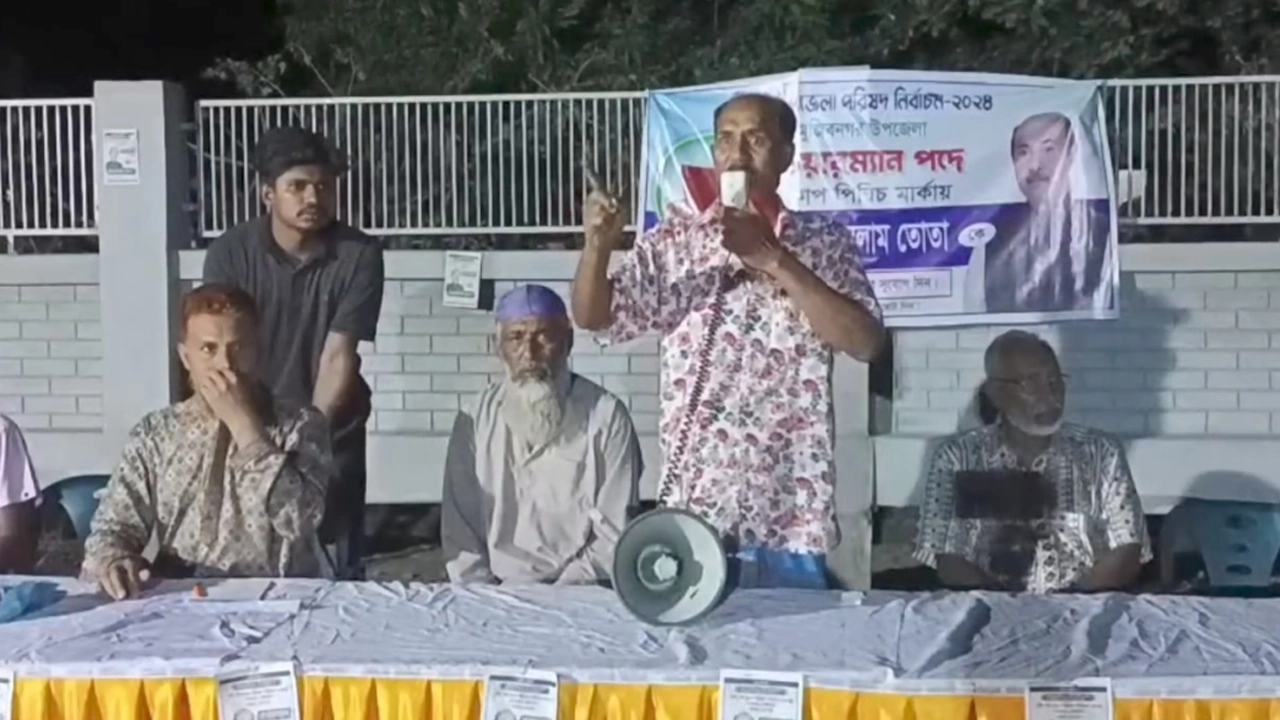 নির্বাচনী সভায় বক্তব্য দেন ইউপি চেয়ারম্যান আইয়ুব হোসেন। ছবি : কালবেলা