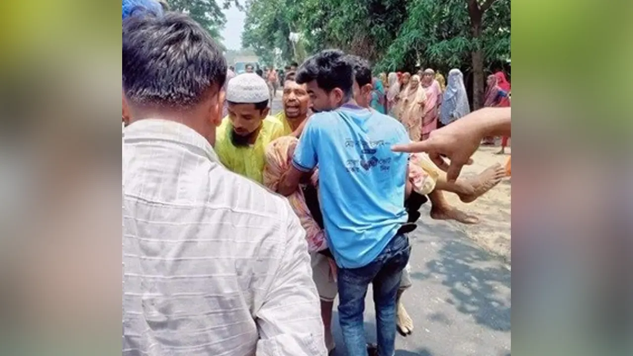 স্থানীয়রা আহতদের উদ্ধার করে হাসপাতালে পাঠায়। ছবি : কালবেলা