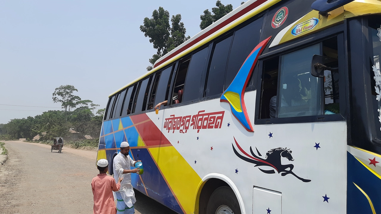 মহাসড়কে চালকদের বিশুদ্ধ খাবার পানির শরবত খাওয়াচ্ছেন মাদ্রাসার শিক্ষক ও ছাত্ররা। ছবি : কালবেলা