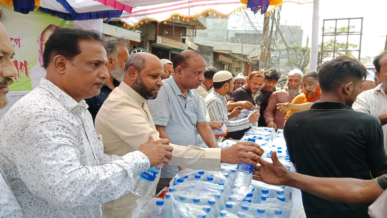 রাজধানী বিভিন্ন এলাকায় বিশুদ্ধ খাবার পানি ও স্যালাইন বিতরণ করেছে জাতীয় পার্টি। ছবি : কালবেলা 