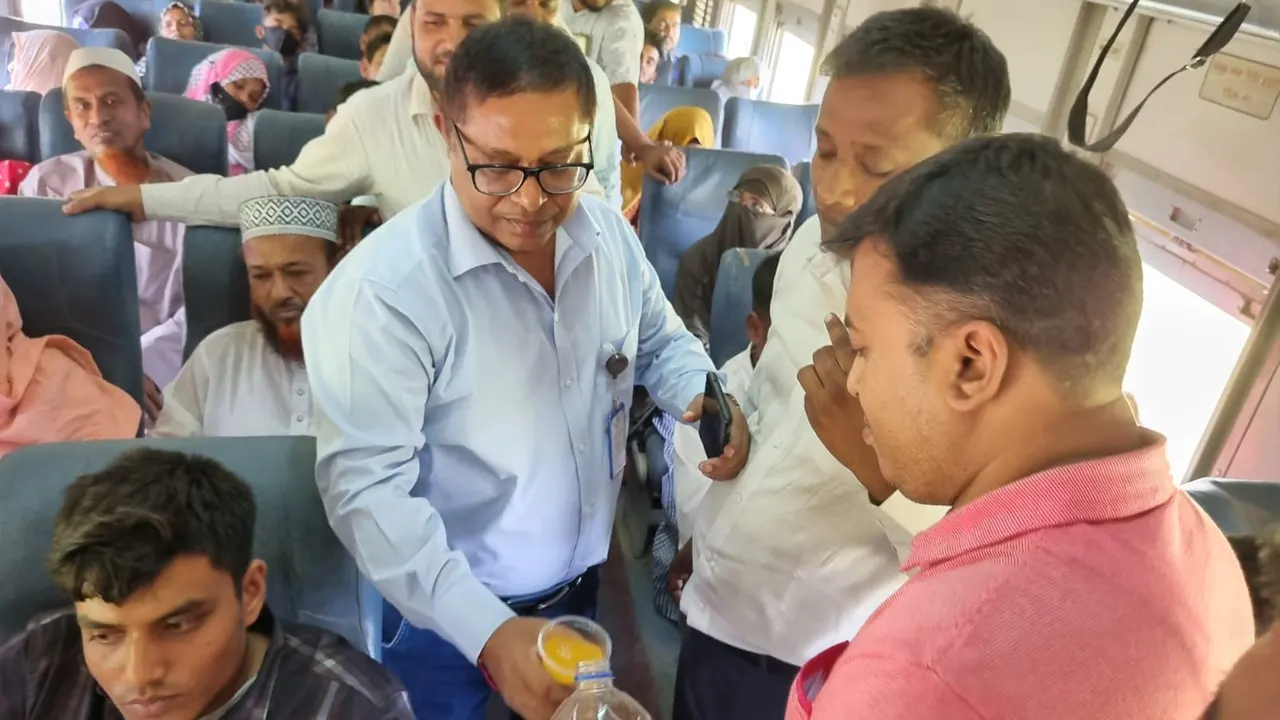তীব্র গরমে যাত্রীদের মাঝে কপোতাক্ষ এক্সপ্রেসে শরবত বিতরণ করেছে রেলওয়ে কর্তৃপক্ষ। ছবি : কালবেলা