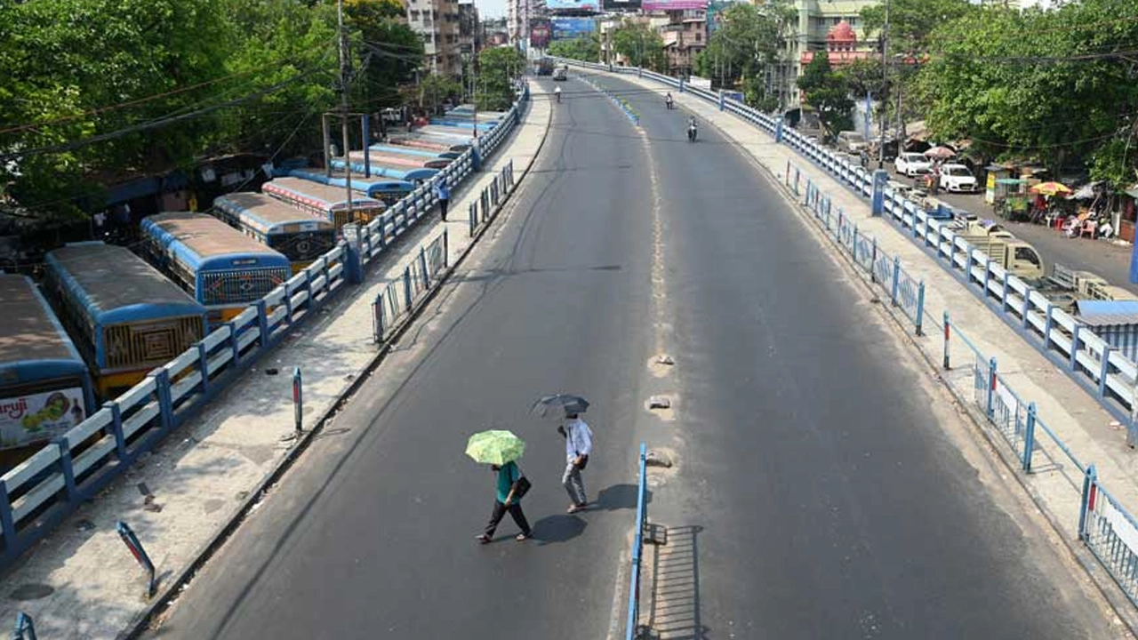 তীব্র গরমে ভারতের বাসিন্দারা ঘরে থাকার চেষ্টা করছেন। এতে সড়কে যান ও মানুষের উপস্থিতি সীমিত হয়ে গেছে। ছবি : পিটিআই