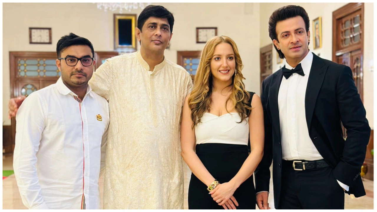 ‘রাজকুমার’ সিনেমার প্রযোজক আরশাদ আদনানের সঙ্গে শাকিব খান, হিমেল আশরাফ ও কোর্টনি কফি। ছবি : সংগৃহীত