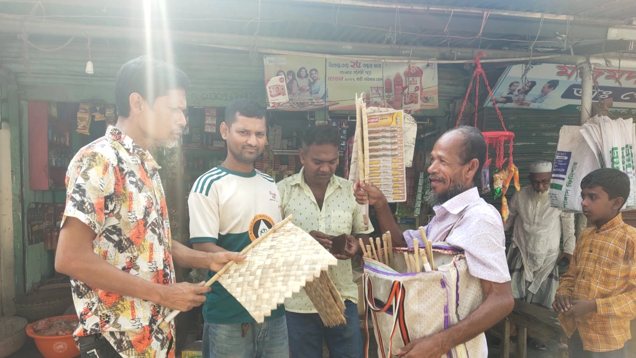 ভ্রাম্যমাণ বিক্রেতার কাছে হাতপাখা কিনছেন অনেকেই। ছবি : কালবেলা