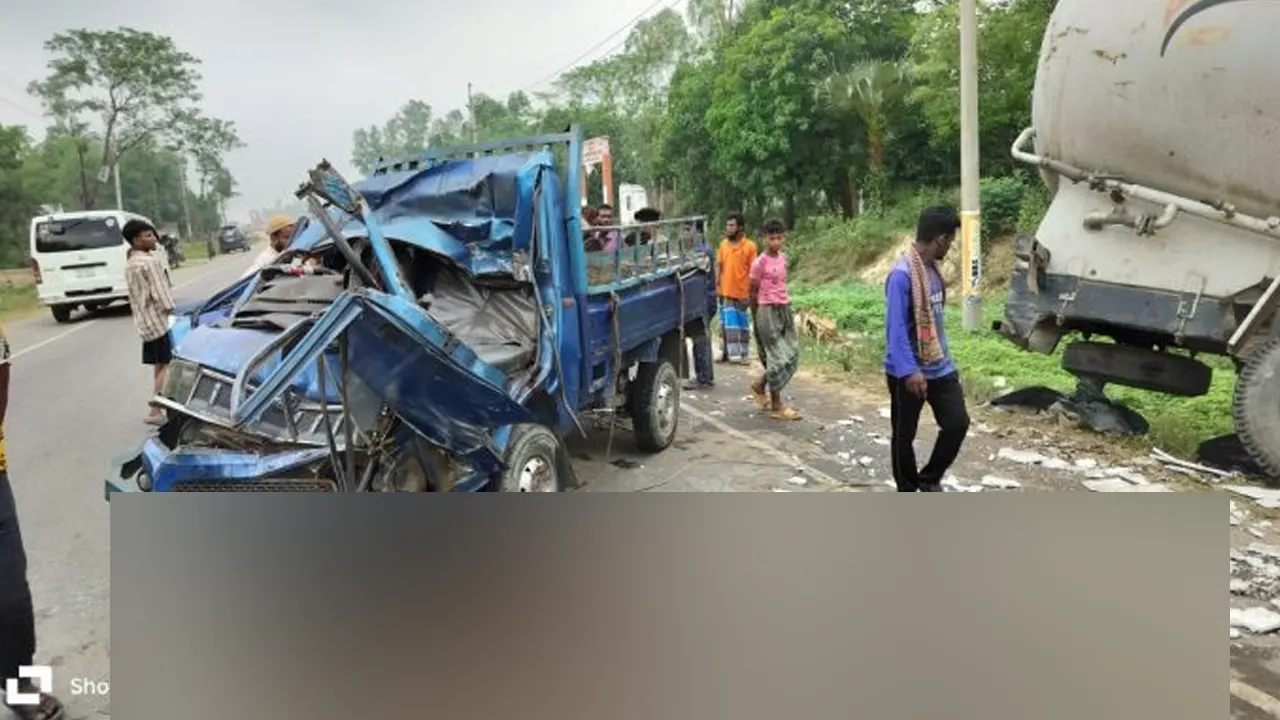 সংঘর্ষে দুমড়েমুচড়ে গেছে পিকআপ ভ্যানটি। ছবি : কালবেলা