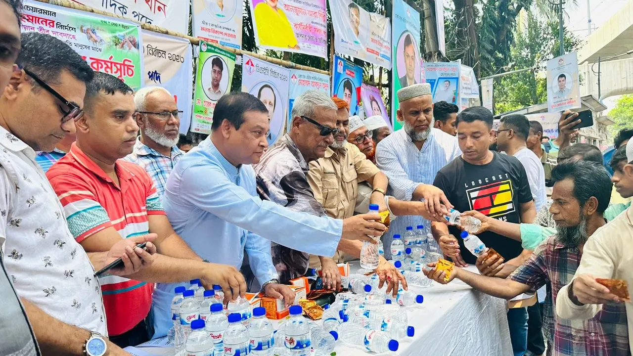 জাতীয় প্রেস ক্লাবের সামনে জিয়াউর রহমান সমাজ কল্যাণ ফোরাম পথচারীদের মধ্যে বিশুদ্ধ খাবার পানি ও স্যালাইন বিতরণ করে। ছবি : কালবেলা