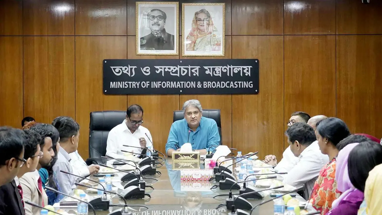 মঙ্গলবার সচিবালয়ে তথ্য ও সম্প্রচার মন্ত্রণালয়ের সভাকক্ষে ৪১তম বিসিএস (তথ্য) ক্যাডারে নবযোগদানকৃত কর্মকর্তাদের পরিচিতি অনুষ্ঠানে বক্তব্য দেন তথ্য প্রতিমন্ত্রী মোহাম্মদ আলী আরাফাত। ছবি : কালবেলা