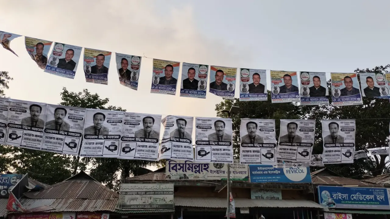 নির্বাচনী আচরণবিধি লঙ্ঘন করে রঙিন পোস্টার ছাপেন চেয়ারম্যান প্রার্থী আনোয়ার হোসেন। ছবি : কালবেলা