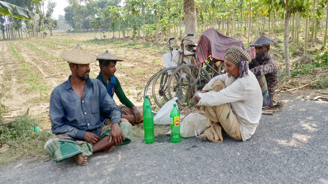 দাবদাহে ক্লান্ত হয়ে কাজের ফাঁকে জিরিয়ে নিচ্ছেন খেটে খাওয়া শ্রমিক। ছবি : কালবেলা