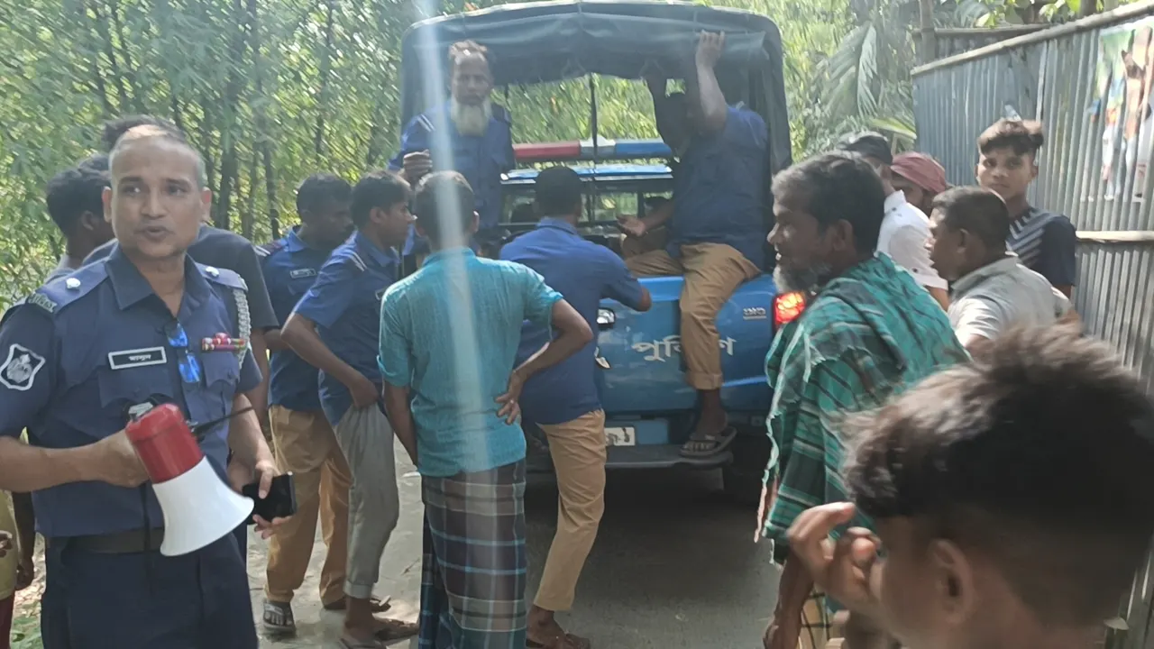 শিশু দুলালীর মরদেহ উদ্ধার করে নিয়ে যায় পুলিশ। ছবি : কালবেলা