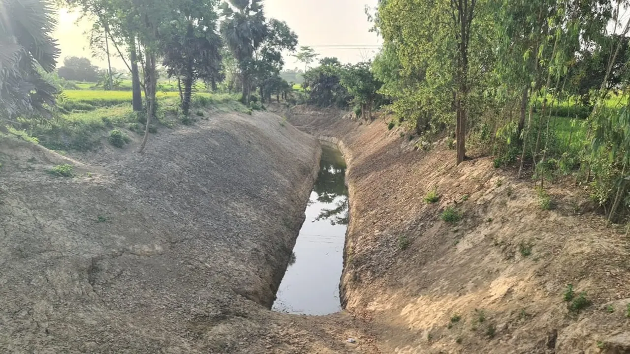 নিয়ামতপুরে গাহইল খাল পুনঃখননের নামে নালা বানানোর অভিযোগ স্থানীয়দের। ছবি : কালবেলা