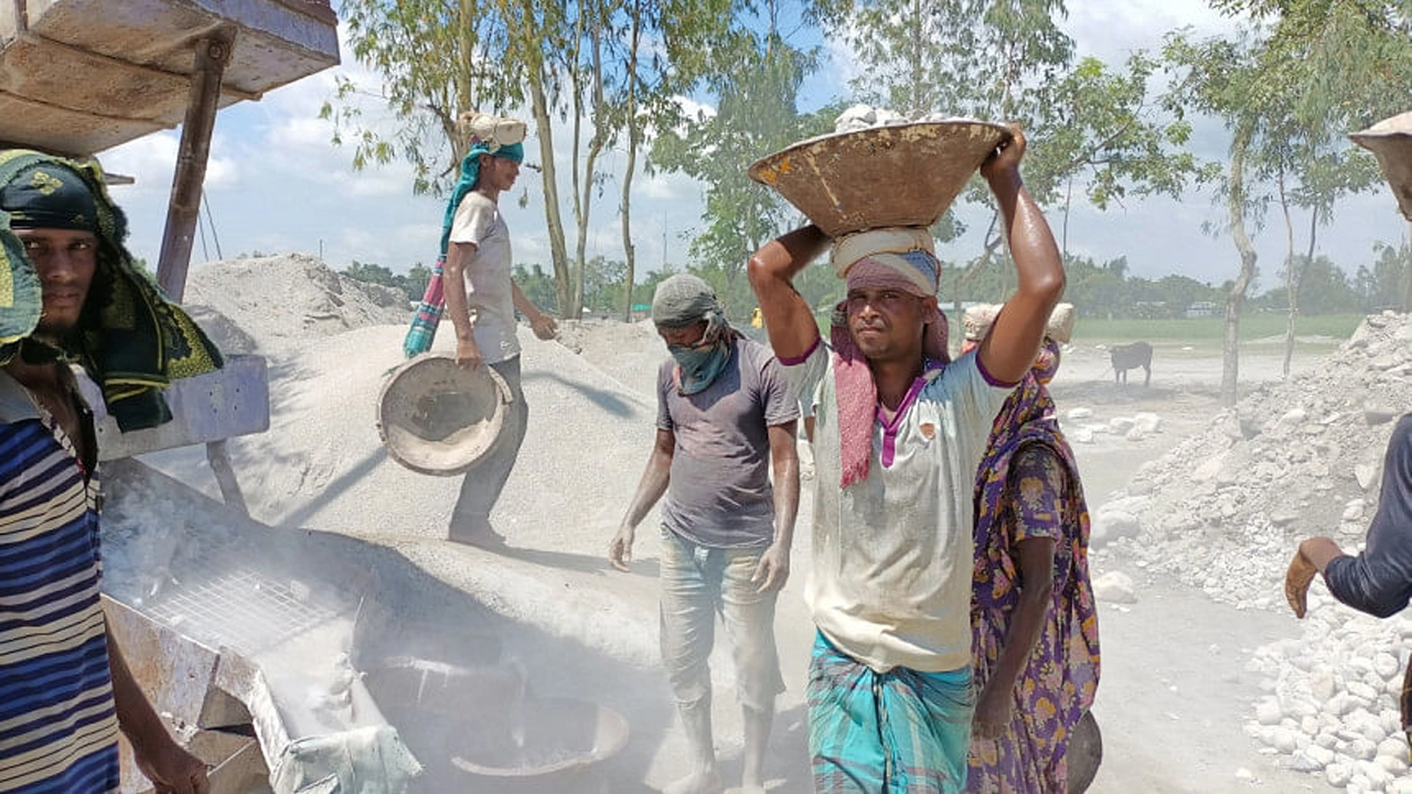 বুড়িমারী স্থলবন্দরে পাথরভাঙ্গার কাজে ব্যস্ত শ্রমিকরা। ছবি : কালবেলা