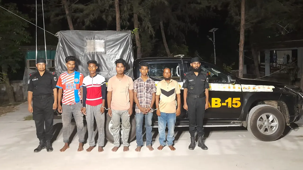 গাছে গাছে মিলছে পাখিদের পানির পাত্র