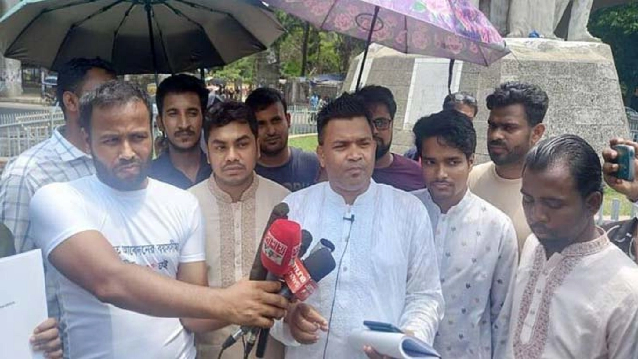 ৩৫ প্রত্যাশী সাধারণ শিক্ষার্থী সমন্বয়ক পরিষদের মুখপাত্র ও ঢাকা বিশ্ববিদ্যালয়ের সাবেক শিক্ষার্থী শরিফুল হাসান শুভ এ কর্মসূচি ঘোষণা করেন। ছবি : সংগৃহীত