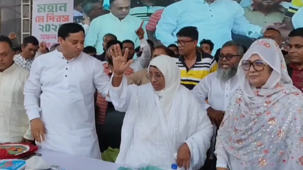 গাজীপুরে মে দিবসের অনুষ্ঠানে সিটি মেয়র জায়েদা খাতুন ও মেয়রের উপদেষ্টা জাহাঙ্গীর আলম। ছবি : কালবেলা