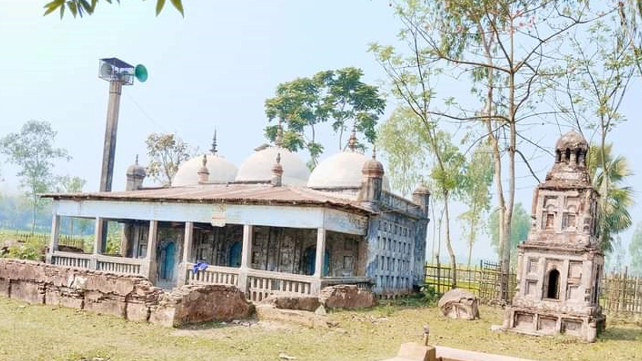 কালীগঞ্জ উপজেলার গোড়ল ইউনিয়নের হাজিপাড়া গ্রামে অবস্থিত ‌‘এক কাতার মসজিদ’। ছবি : কালবেলা