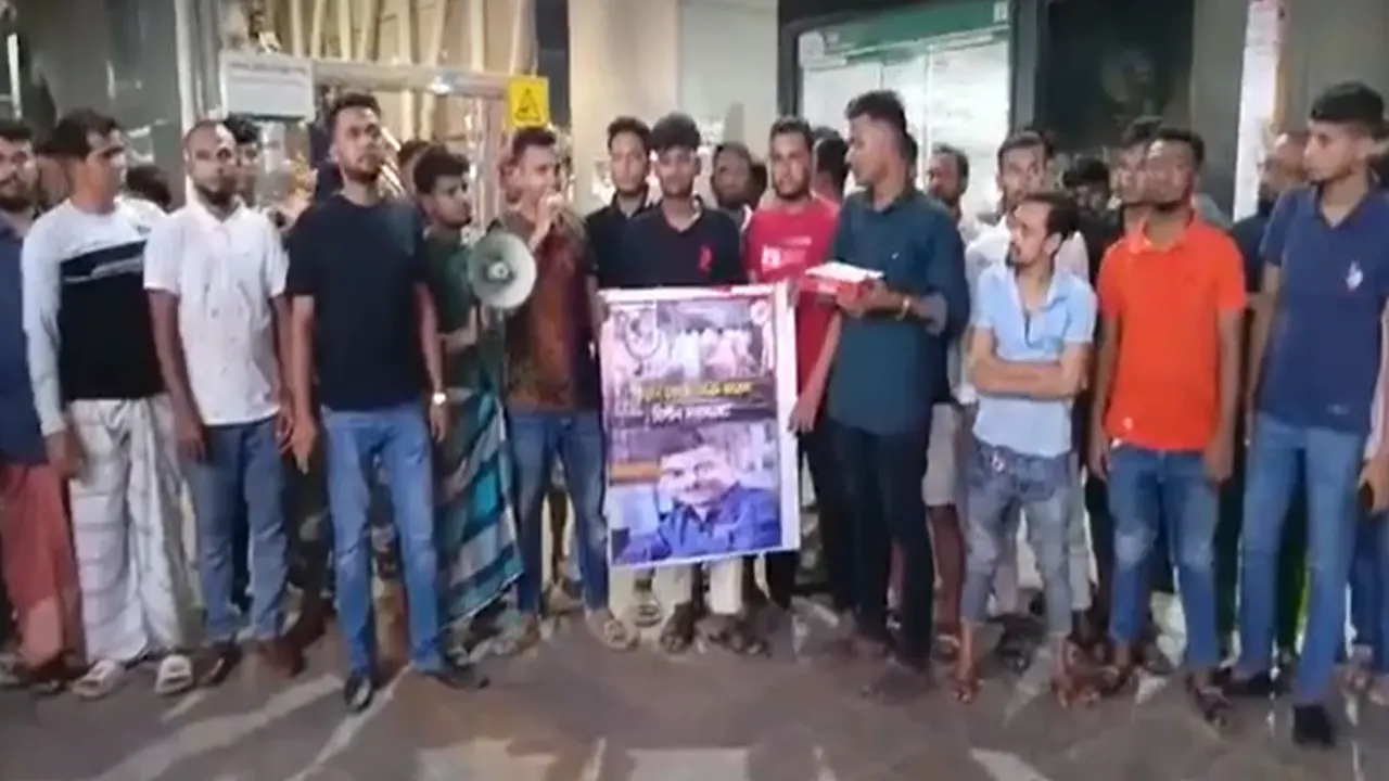 বুধবার রাতে মুক্তিযুদ্ধ মঞ্চের নেতাকর্মীরা আনন্দ মিছিল ও মিষ্টি বিতরণ করেছে। ছবি : সংগৃহীত