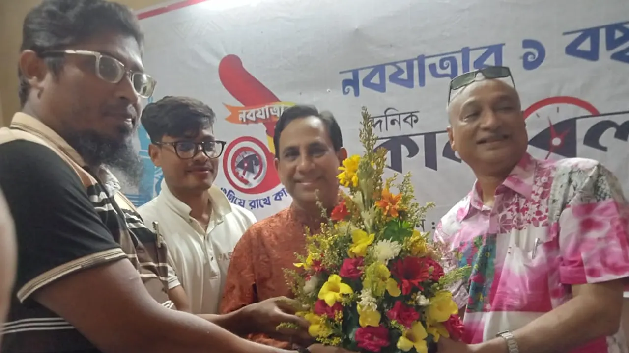 কালবেলার সম্পাদকক সন্তোষ শর্মাকে ফুল দিয়ে বরণ করে নিচ্ছেন কালবেলার নোয়াখালী ব্যুরো চিফ অহিদ উদ্দিন মুকুলসহ অন্যান্যরা। ছবি : কালবেলা।