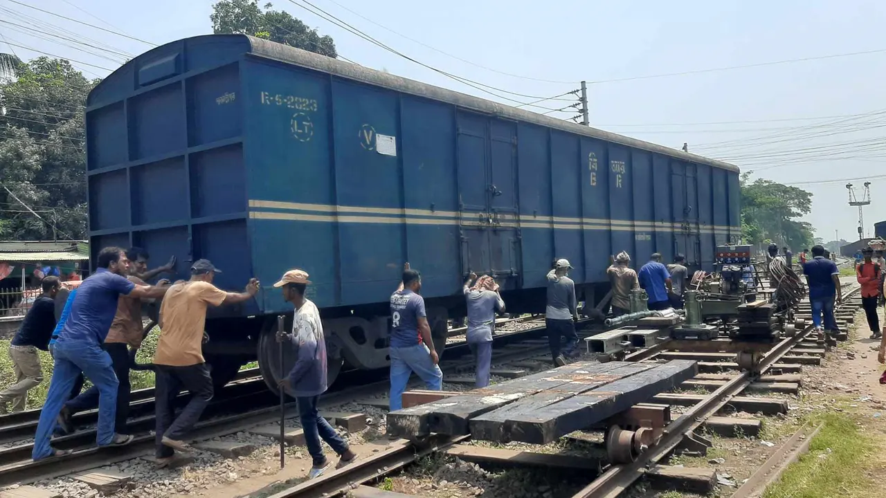 লাইনচ্যুত হওয়া মালবাহী ট্রেন উদ্ধার করেছে কর্তৃপক্ষ। ছবি : কালবেলা