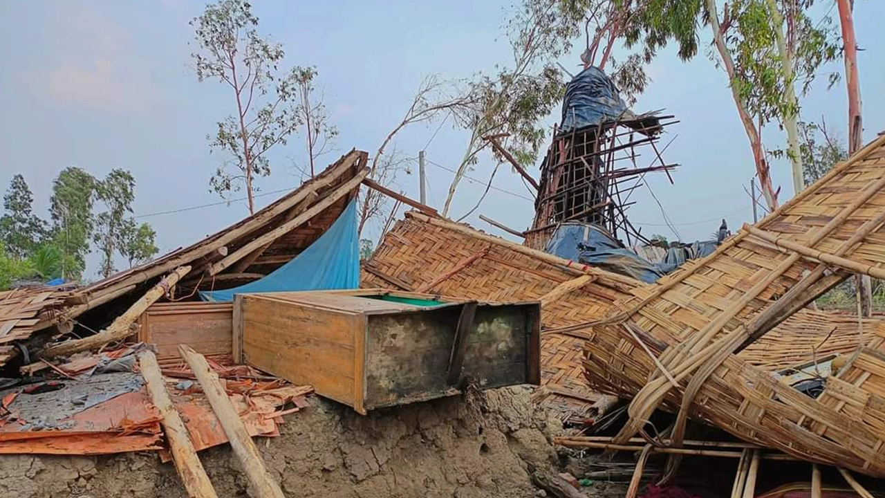 কক্সবাজারের পেকুয়ায় কালবৈশাখী ঝড়ে বিধ্বস্ত বাড়িঘর। ছবি : কালবেলা