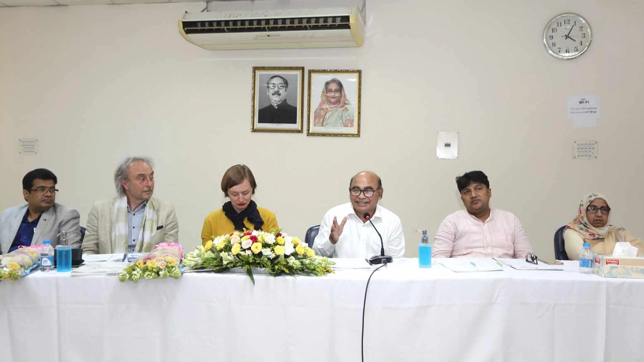 ‘উচ্চশিক্ষা ক্ষেত্রে সামাজিক রূপান্তর এবং সহযোগিতা’-বিষয়ক এক গোলটেবিল বৈঠকে বক্তারা। ছবি : কালবেলা