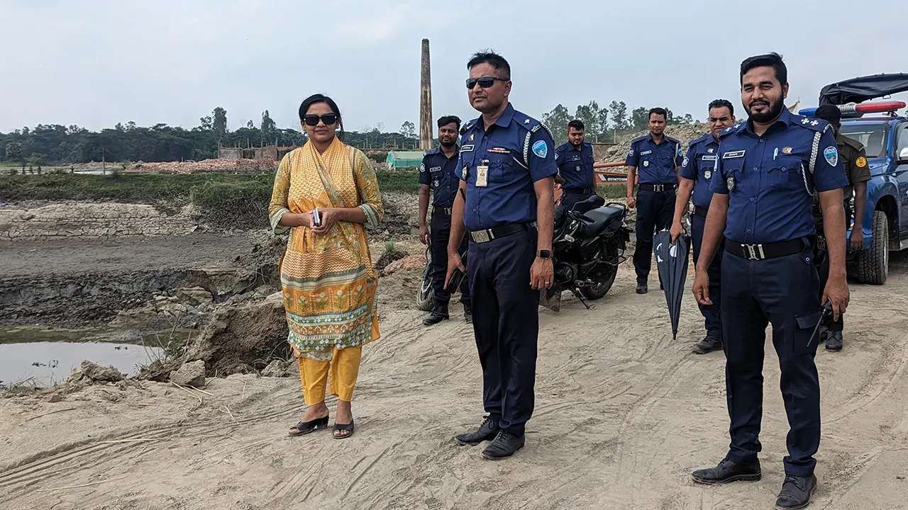 ঘটনাস্থল পরিদর্শন করেন রামগঞ্জের ইউএনও মোছা. শারমিন ইসলাম ও ওসি মোহাম্মদ সোলাইমান। ছবি : কালবেলা