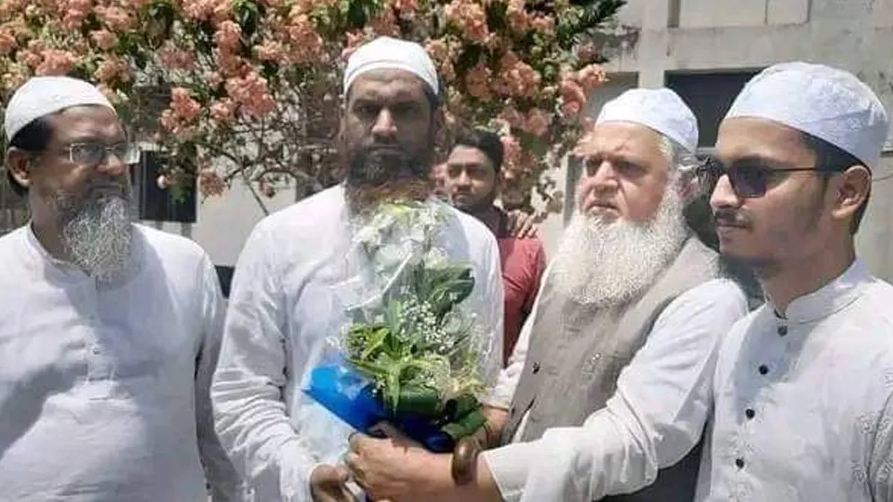 কারামুক্তির পর ফুলের শুভেচ্ছা নিচ্ছেন মামুনুল হক। ছবি: কালবেলা