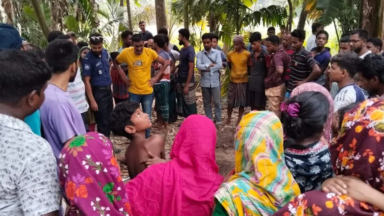 উদ্ধার হওয়া হাড়গোড় দেখতে উৎসুক জনতার ভীড়। ছবি : কালবেলা