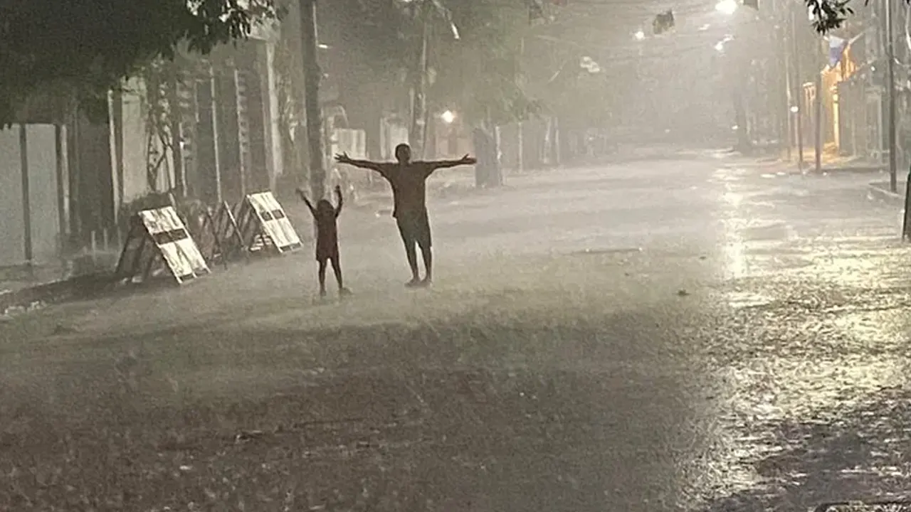 মধ্যরাতে বৃষ্টিতে ভিজে উল্লাস করতে দেখা যায় নগরবাসীকে। ছবি : সংগৃহীত