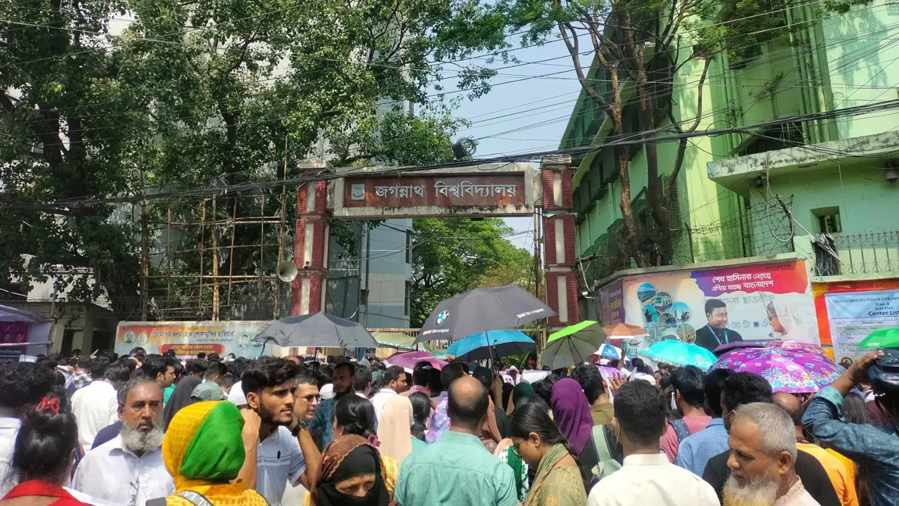 জগন্নাথ বিশ্ববিদ্যালয়ের সামনে শিক্ষার্থী ও অভিভাবকরা। ছবি : কালবেলা