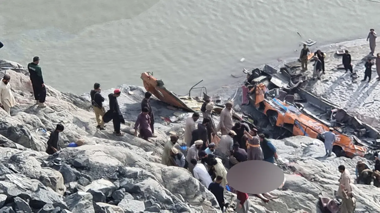 শুক্রবার ভোরে দিয়ামের কারাকোরাম হাইওয়ের যশোখাল এলাকায় এ দুর্ঘটনা ঘটে। ছবি : সংগৃহীত