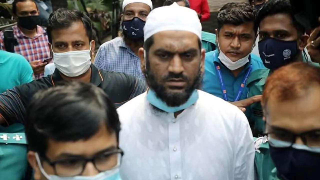গ্রেপ্তারের সময় মাওলানা মামুনুল হক। ছবি : সংগৃহীত