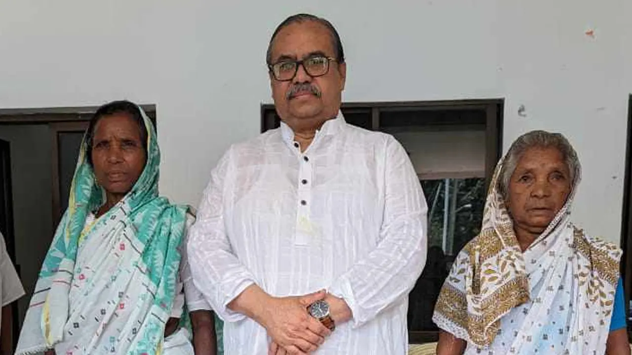 খাড়িয়া ভাষায় কথা বলা শেষ দুই ব্যক্তির সঙ্গে প্রধান বিচারপতি ওবায়দুল হাসান। ছবি : কালবেলা
