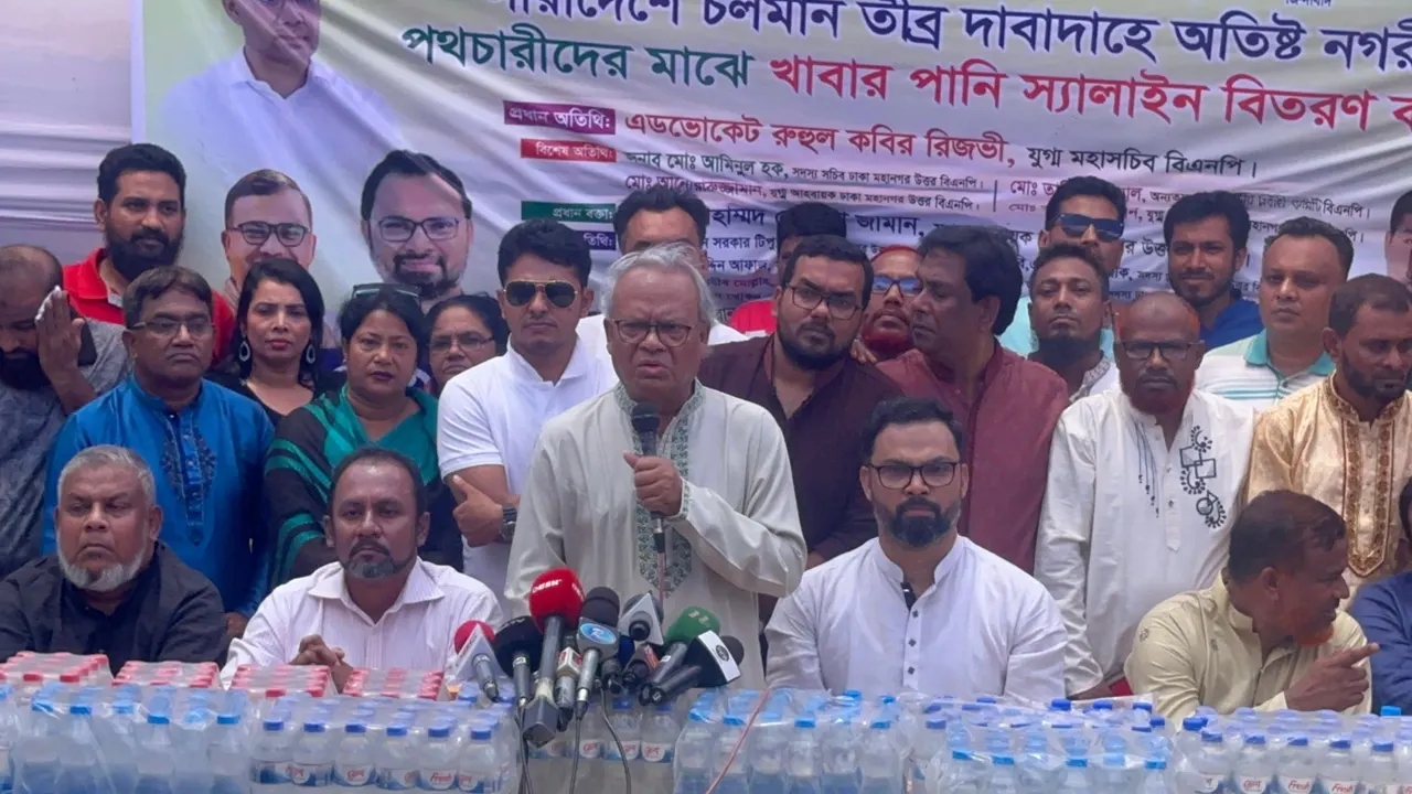 ঢাকা মহানগর উত্তরের তুরাগ থানা বিএনপির খাবার পানি, স্যালাইন বিতরণ কর্মসূচিতে অংশ নেয় রুহুল কবির রিজভী। ছবি : কালবেলা