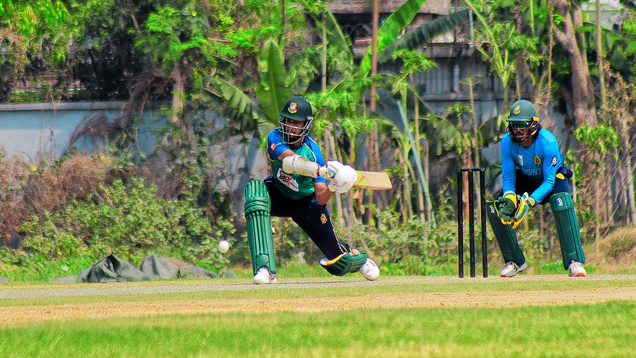 বিকেএসপিতে শতকের পথে সাকিব আল হাসানের শট। ছবি : সংগৃহীত