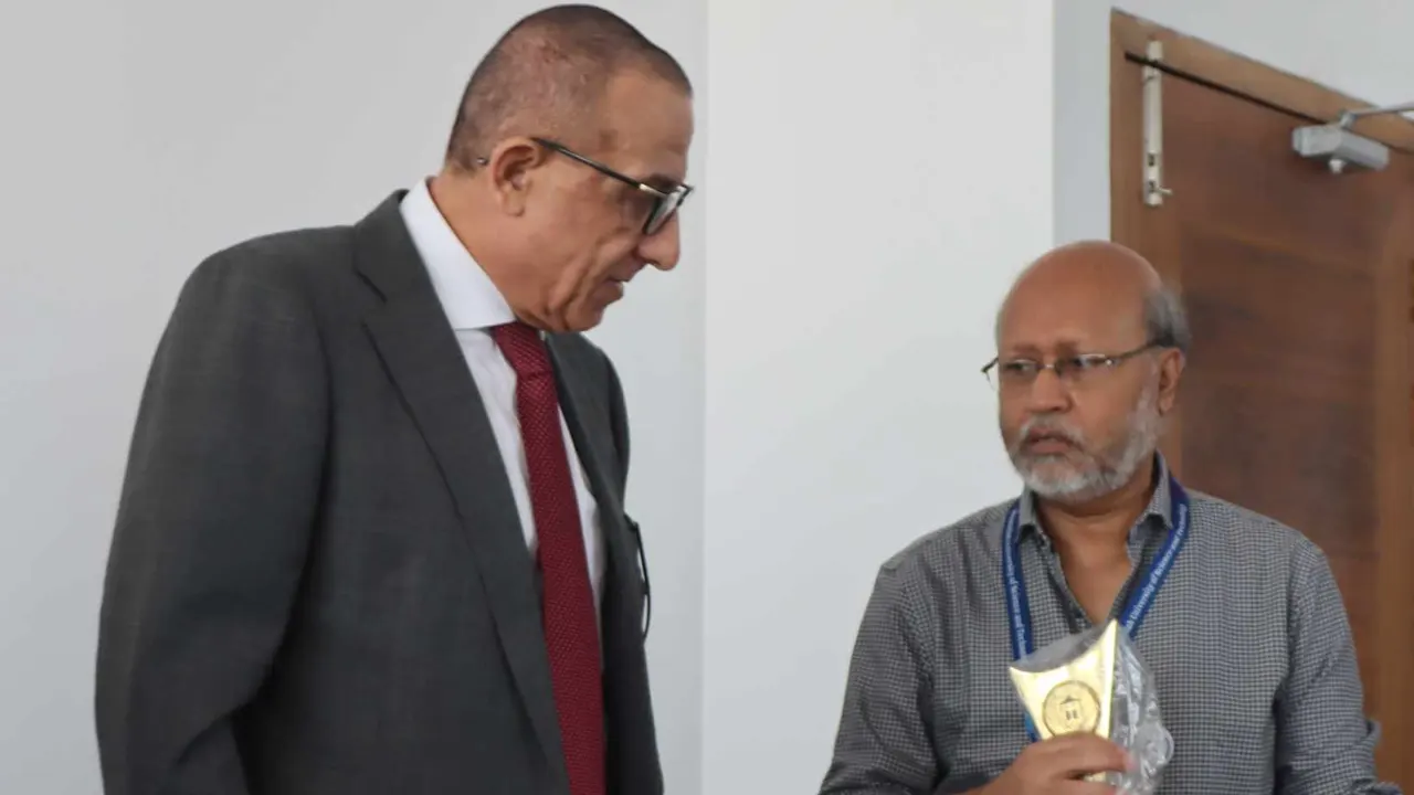 ঢাকায় নিযুক্ত ফিলিস্তিনের রাষ্ট্রদূত ইউসুফ এস ওয়াই রামাদানের সঙ্গে আহ্ছানউল্লা বিশ্ববিদ্যালয়ের উপাচার্য (ইনচার্জ) অধ্যাপক ড. মুহাম্মদ মাহবুবুর রহমান। ছবি : কালবেলা