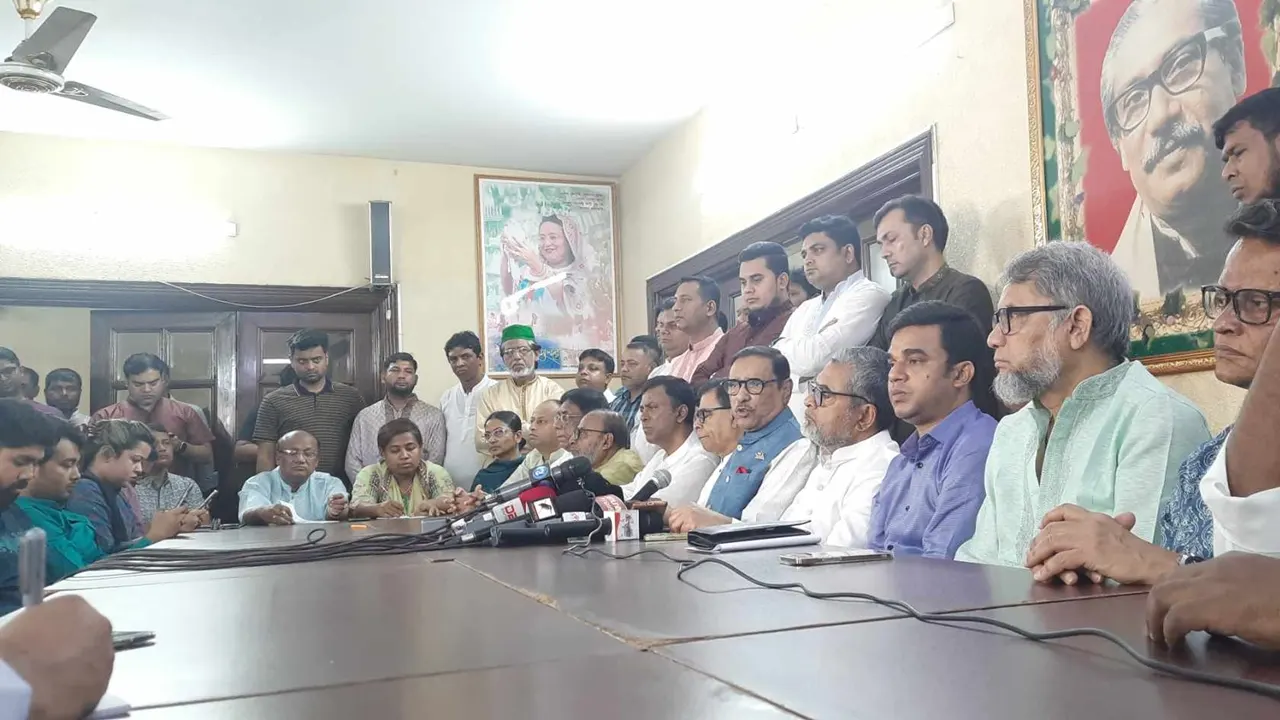আওয়ামী লীগের সভাপতির ধানমন্ডির রাজনৈতিক কার্যালয়ে কথা বলেন সেতুমন্ত্রী ওবায়দুল কাদের। ছবি : সংগৃহীত