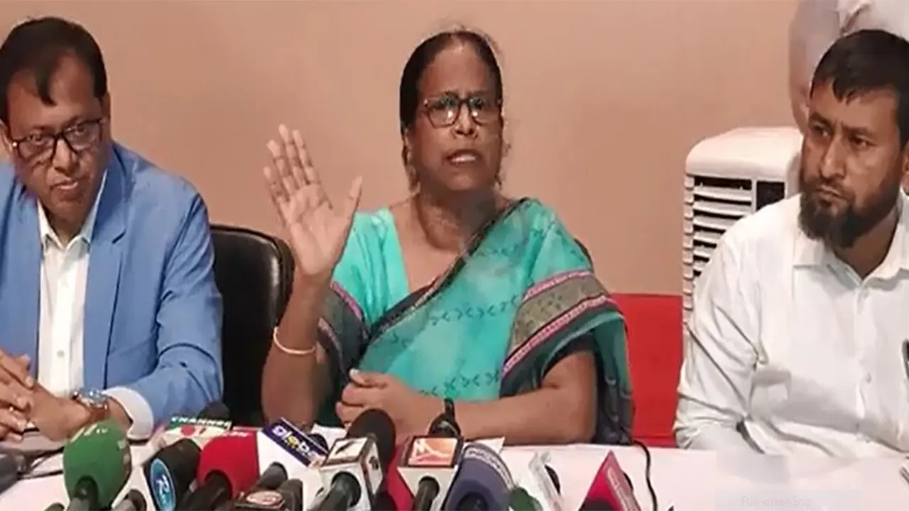 সিরাজগঞ্জে নির্বাচন সংশ্লিষ্ট কর্মকর্তা ও প্রার্থীদের সঙ্গে মতবিনিময় সভায় কথা বলেন ইসি রাশেদা। ছবি : কালবেলা