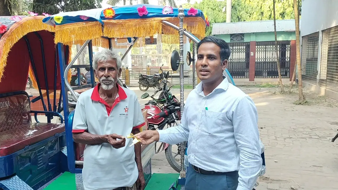 অটোরিকশার চাবি তুলে দিচ্ছেন ইউএনও মো. শাকিল আহমেদ। ছবি : কালবেলা
