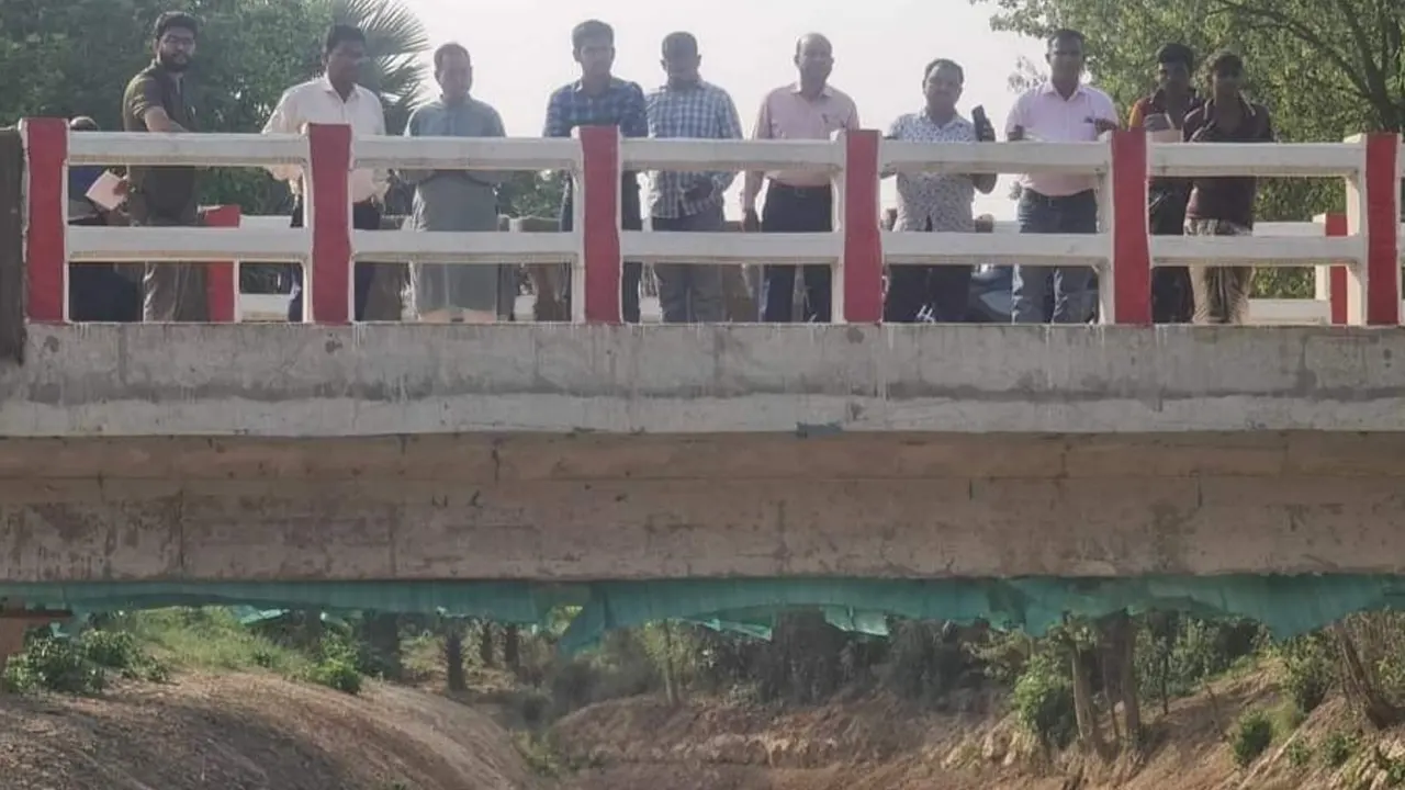 গাহইল খাল পুনর্খননের কাজ পরিদর্শন করেছেন জেলা নির্বাহী প্রকৌশলী তোফায়েল আহমেদ ও অন্যান্যরা। ছবি : কালবেলা