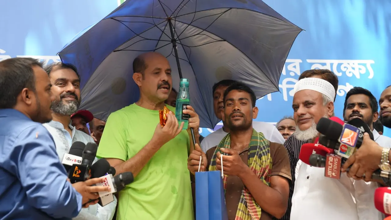 উত্তরায় রিকশাচালকদের মধ্যে ছাতা, পানির বোতল ও স্যালাইন বিতরণ করেন মেয়র মো. আতিকুল ইসলাম। ছবি : কালবেলা