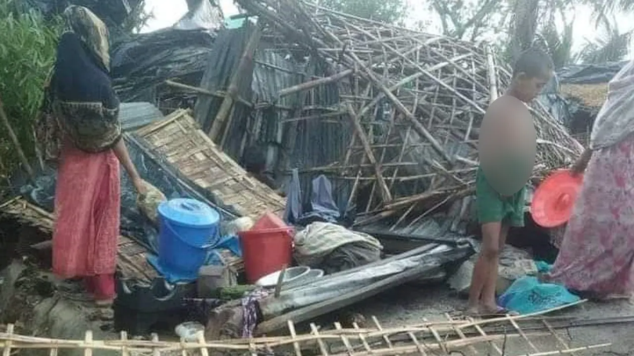 কালবৈশাখী ঝড়ে তছনছ হয়ে যাওয়া একটি ঘর। ছবি : কালবেলা